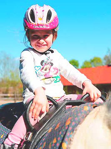 Charlotte Portrait LBH 345x475hoch small